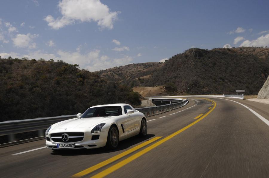  Mercedes-Benz SLS AMG White 2011 года  (фото 25 из 29)
